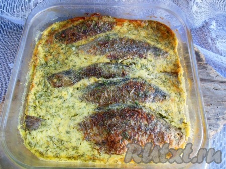 Форму накройте фольгой, поставьте в духовку. Так как у меня стеклянная форма, я духовку заранее не разогреваю, а отправляю форму с карасями в холодную духовку. Запекайте карасей в сметанном соусе при температуре 180 градусов 25-30 минут, за 5 минут до готовности фольгу снимите и дайте рыбе зарумяниться.