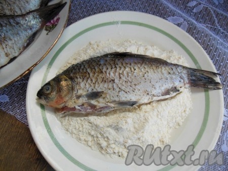 Затем обваляйте каждого карася в муке, лишнюю муку струсите.