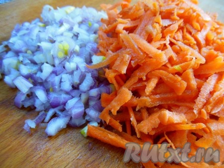 Чтобы уха была более насыщенной, приготовим овощную зажарку из морковки и репчатого лука. Для приготовления зажарки лук нарежьте мелкими кубиками, морковь натрите на крупной терке и обжарьте овощи на растительном масле на среднем огне, время от времени помешивая, до золотистого цвета.