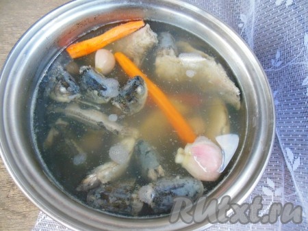 Поставьте кастрюлю с водой на плиту, добавьте очищенные овощи (морковь и лук целиком) для бульона. Как только вода закипит, положите в нее карасей и варите на среднем огне, время от времени снимая пену (чтобы бульон не стал мутным).