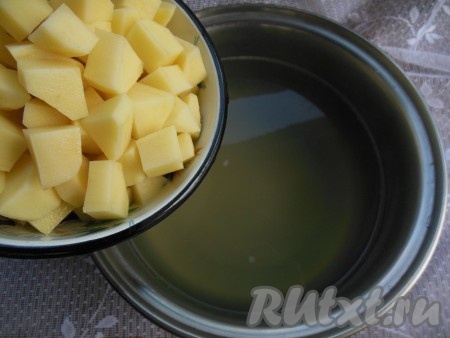 Картофель очистите, нарежьте на небольшие кубики, положите в бульон и варите на небольшом огне до готовности картошки.
