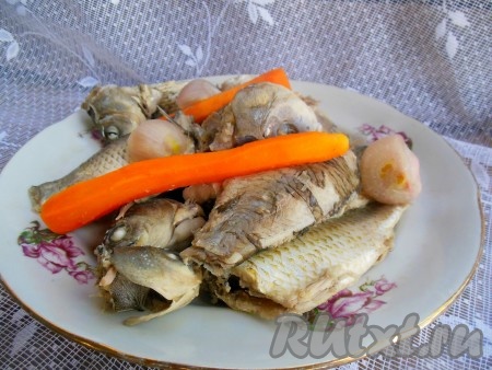 Через 10-15 минут с момента закипания бульона, с помощью шумовки, выньте из бульона морковку с луком (лук нам больше не понадобится) и карасей. Рыбный бульон процедите.