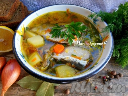 Рецепт ухи из карася - очень простой, готовится блюдо из доступных продуктов и при этом получается вкусным, ароматным, а, благодаря обжаренным овощам, еще и сытным, и наваристым.