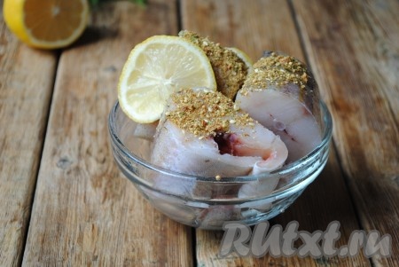 Кусочки минтая сбрызнуть лимонным соком, посолить и посыпать приправой для рыбы. Дать постоять 10-15 минут, чтобы рыбка пропиталась специями. 