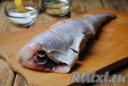 Если рыба замороженная - её надо разморозить. Минтая хорошо вымыть внутри и снаружи. Обсушить, обрезать плавники и нарезать на порционные кусочки.&nbsp;
