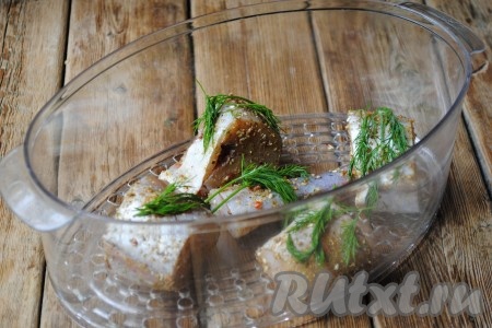 Кусочки минтая выложить в чашу пароварки, на каждый кусочек положить по веточке укропа. Закрыть чашу пароварки и готовить минтая на пару 20-30 минут. Время приготовления будет зависеть от размера рыбных кусочков.