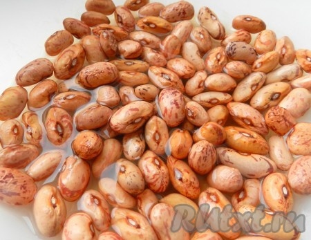 Фасоль промыть, замочить в холодной воде на несколько часов или на ночь.
