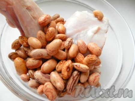 В кастрюлю положить мясо, фасоль, залить водой и поставить вариться. Когда вода закипит, снять пену и варить бульон для борща 1-1,5 часа до готовности фасоли.
