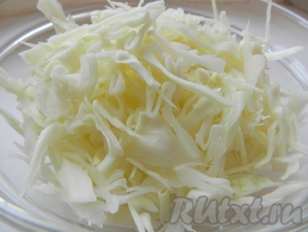 Нарезать некрупно капусту для борща.
