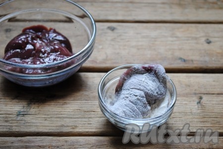 Обвалять каждый кусочек печени в муке. 