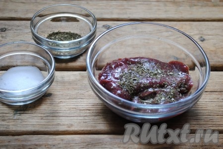 Печень вымыть, обсушить, срезать все висящие плёнки, разрезать печень на небольшие кусочки. Печенку посолить и приправить итальянскими травами.&nbsp;
