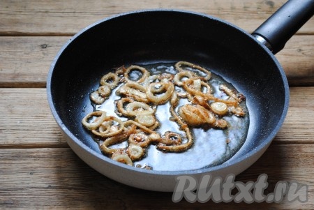 На обжаривание лука уйдёт около 2-3 минут.&nbsp; Затем лук переложить на бумажное полотенце, чтобы избавится от лишнего масла.&nbsp;
