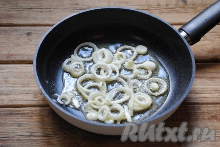 В сковороду налить растительное масло, оно должно полностью покрывать дно сковороды, хорошо его разогреть. Затем выложить лук и, постоянно помешивая, обжарить его до золотистого цвета.&nbsp;
