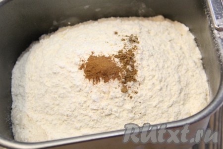 Всыпать просеянную через сито муку, соль, мускатный орех и корицу, выставить в хлебопечке режим "Замес теста" (он у меня занимает 1,5 часа). Если замес делать вручную, тогда в глубокой миске соединить опару, растопленное и остывшее масло, сметану, яйца, мёд и оставшийся сахар, всё слегка перемешать, а затем всыпать просеянную муку, соль, корицу и мускатный орех, замесить мягкое и нежное тесто, оставить его в теплом месте на 1,5 часа, за это время тесто хорошо поднимется.
