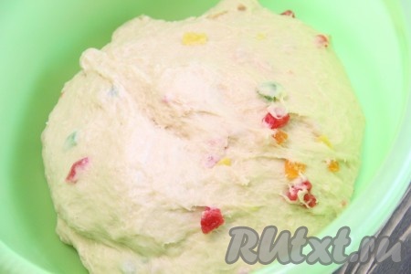 Подошедшее тесто, замешанное вручную или в хлебопечке, хорошо обмять, добавить цукаты и вымесить руками. Накрыть тесто полотенцем и оставить на 1,5 часа в тепле.
