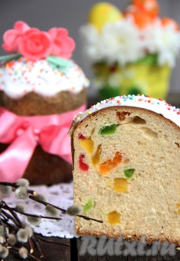 Готовые куличи остудить, а затем украсить. Я покрыла классической белковой глазурью. Посмотрите, какой красивый кулич в разрезе. Обязательно попробуйте, куличи на молоке очень вкусные!
