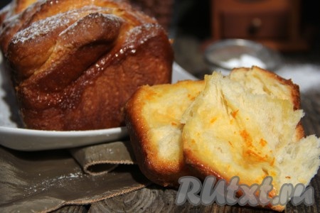 Пирог "Гармошка" слегка остудить в форме, затем достать и щедро посыпать сахарной пудрой. Нежное дрожжевое тесто изумительно сочетается с ароматной лимонной начинкой - просто пальчики оближешь!