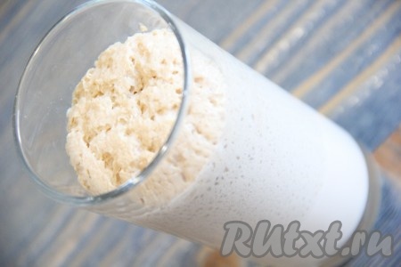 Прежде всего приступаем к замешиванию дрожжевого теста. Для этого в глубоком стакане (или в другой небольшой ёмкости) нужно соединить воду с молоком и подогреть в микроволновке до 38-40 градусов. В смесь молока и воды добавить дрожжи, перемешать и оставить опару минут на 15 в тепле. За это время на поверхности опары появится пышная "шапочка", это означает, что дрожжи начали работать.