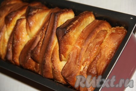 Оставить дрожжевое тесто в форме на 30-40 минут для расстойки. Затем поставить форму в разогретую до 180 градусов духовку и выпекать пирог "Гармошка" с лимонной начинкой, примерно, 40 минут (до красивой золотистой корочки).