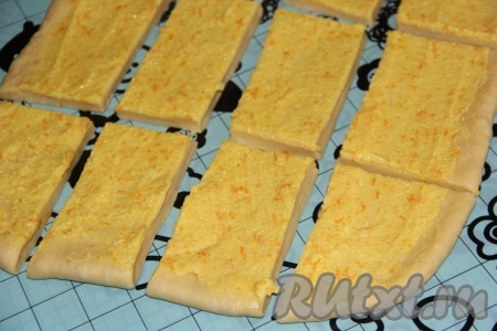 Разрезать тесто на 12 прямоугольников.
