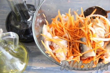 Добавить оливковое масло и соевый соус, ещё раз перемешать.
