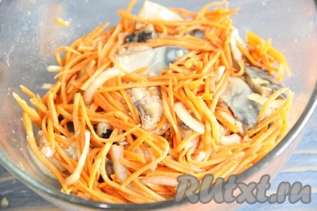 Хе из скумбрии накрыть тарелкой, сверху поставить груз и отправить на пару часов в холодильник.
