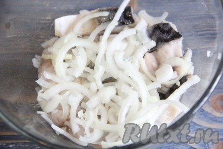 По истечении 30 минут аккуратно слить уксус с рыбы, часть уксуса можно оставить. Добавить лук в миску со скумбрией и перемешать.
