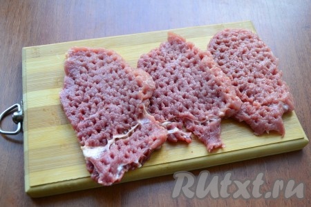 Отбить мясо молоточком с обеих сторон, чуть посолить.