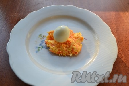 Посолить все по вкусу, добавить майонез и хорошенько перемешать. Из сырной массы сформировать небольшие лепешки, в середину поместить вареные перепелиные яйца.
