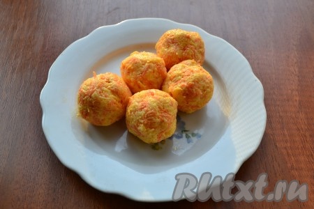 И далее скатать шарики, чтобы перепелиные яйца были внутри сырной массы.
