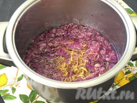 С лимона снять цедру, добавить её в варенье в самом конце. Также выжать сок из половины лимона. Варить ещё 5 минут.
