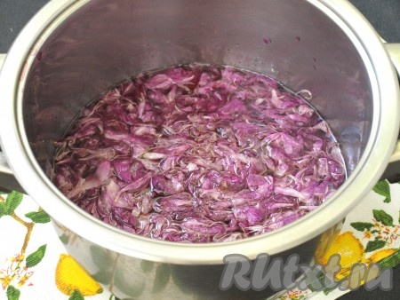 Кастрюлю поставить на огонь, дать раствориться сахару, перемешать и варить варенье из пионов на небольшом огне около 20-25 минут, периодически помешивая.
