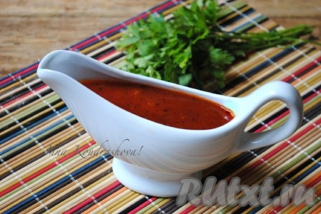 Перелить в соусницу и подать к столу. Вкусный, аппетитный, ароматный соус, приготовленный с томатной пастой и луком, станет отличным дополнением к мясу, макаронам и многим другим блюдам. 