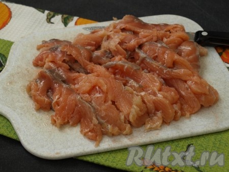 Слабосолёную сёмгу нарезать кусочками.
