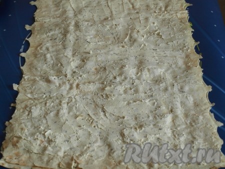 Сверху положить второй лист лаваша и смазать его творожным сливочным сыром.
