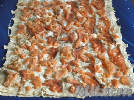 Затем сверху разложить кусочки сёмги.
