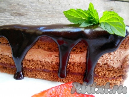 Шоколадная глазурь из какао и сметаны готова, теперь можно наносить ее на выпечку. Хранится она пару дней в холодильнике. На фото видно, как глазурь смотрится на тортике.
