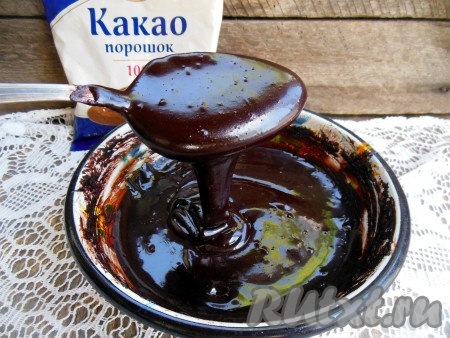 Когда глазурь станет однородной, снимите её с плиты, добавьте 1 столовую ложку растительного (или сливочного) масла, хорошо перемешайте. Масло добавляется для того, чтобы глазурь получилась блестящей.
