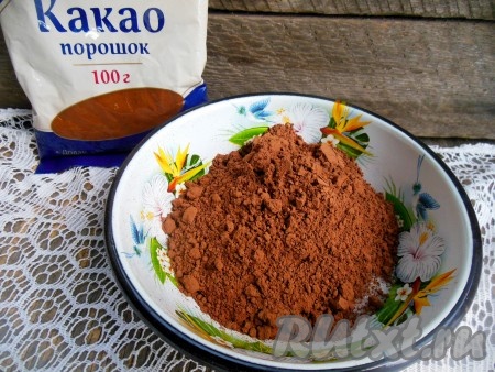 В миску насыпьте сахар и какао-порошок.
