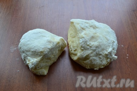 Подошедшее тесто обмять и разделить его на 2 части: одну - побольше, другую - поменьше.
