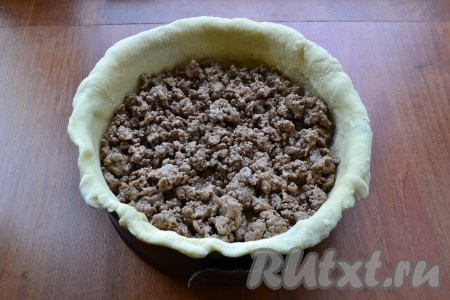 На дно формы с тестом выложить подготовленный фарш.