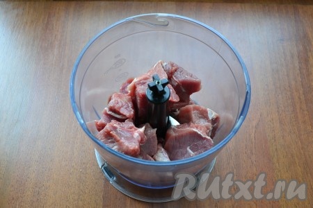 Говядину нарезать кусочками и поместить в чашу блендера.
