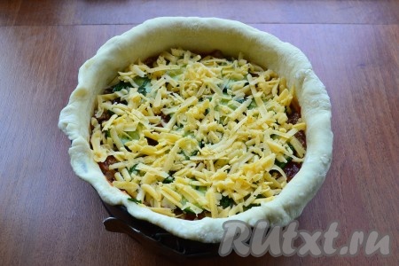 Сверху щедро посыпать натертым на крупной терке сыром.
