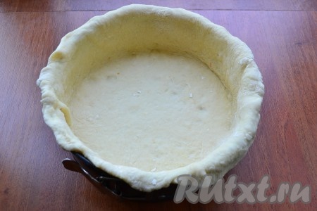 Большую часть теста раскатать так, чтобы края теста чуть выходили за края формы. Форма нужна диаметром 20-21 см. Предварительно форму можно смазать маслом.
