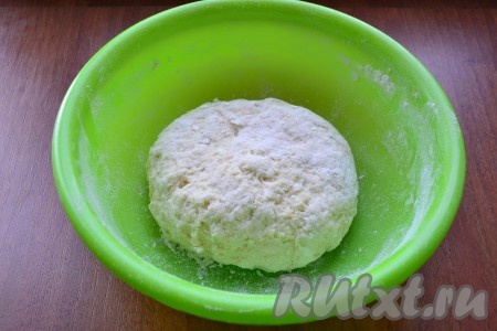 Чуть все смешать и, частями вливая теплую воду, замесить тесто. Тесто должно быть мягким, но не липнущим.
