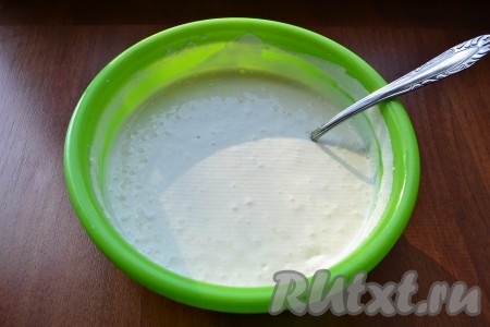 Добавить в массу щепотку лимонной кислоты и крахмал, ложкой все тщательно перемешать. Масса получится жидковатой, похожей на бисквитное тесто.