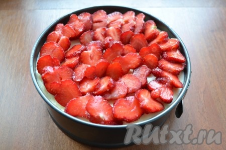 Клубнику нарезать как вам удобно и выложить ее слоем сверху чизкейка.
