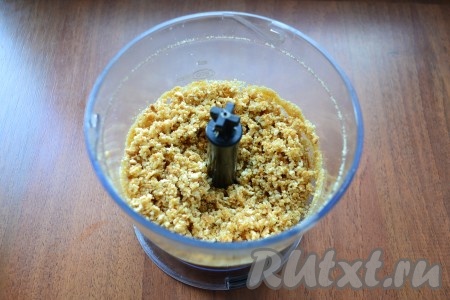 Печенье поломать, поместить в чашу блендера, измельчить. Масло сливочное растопить и остудить. Влить масло в печенье и все перемешать блендером.