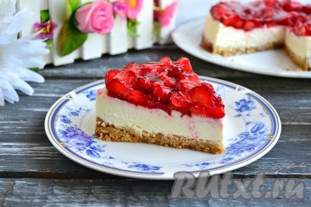 Чтобы разрез чизкейка был ровным и красивым, резать его нужно горячим лезвием ножа. Попробуйте, это необычайно вкусно!
