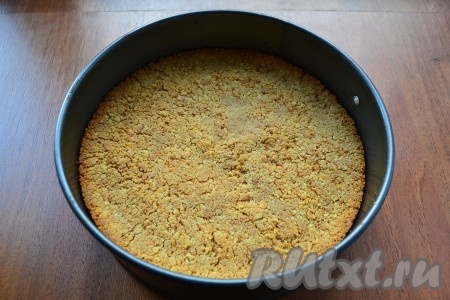 Поместить форму в разогретую до 180 градусов духовку на 10-15 минут. Остудить корж в форме.